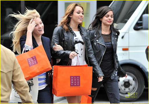 ©BAUER-GRIFFIN.COMLOL: Laughing Out Loud films on the streets of ParisPicture shows:  Ashley Hinshaw, Miley Cyrus and Lina EscoNON-EXCLUSIVE       September 06, 2010Job:  72406EP        Paris, Francewww.bauergriffin.comwww.bauergriffinonline.com