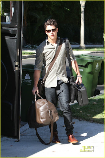 45006, LOS ANGELES, CALIFORNIA - Thursday September 16, 2010. Nick Jonas boards a tour bus holding onto his duffel bags and laptop as he heads to San Diego on the morning of his birthday. Photograph: © Anthony, PacificCoastNews.com**FEE MUST BE AGREED PRIOR TO USAGE** **E-TABLET/IPAD & MOBILE PHONE APP PUBLISHING REQUIRES ADDITIONAL FEES** UK OFFICE:+44 131 557 7760/7761 US OFFICE:1 310 261 9676