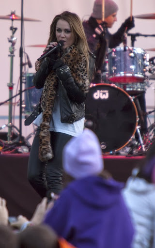 miley-cyrus-112010-2.jpg