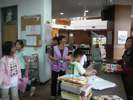 尊龍作文班參訪石岡圖書館
