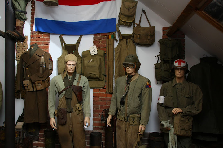 Ein deil oete collectie van `t museum mit in `t midde `n origineel tankuniform vanne 8e Amerikaanse tankdivisie oet daen tied.