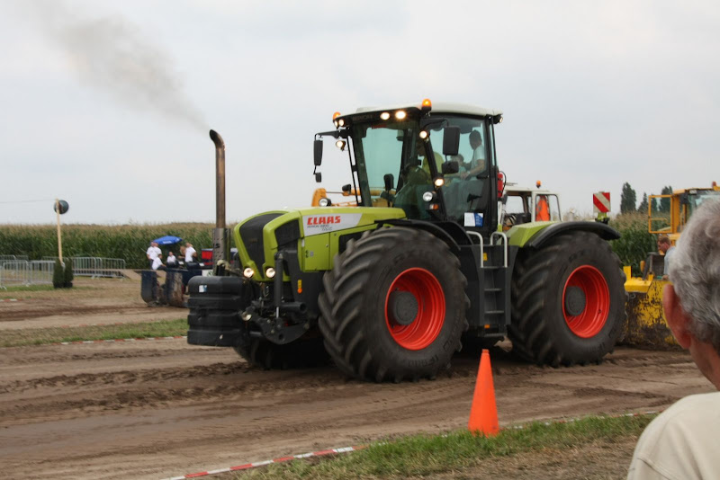 Claas Axion 850, bestuurd door Richard Pubben oet Mofert; ein van de organisaters van Trekkertrek Mofert