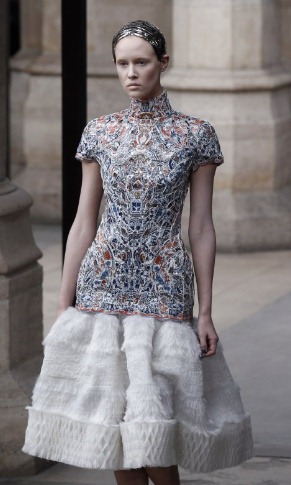 [McQueen FallWinter 2011 Sarah Burton Turns Out Royal Wedding-Worthy Collection (PHOTOS) - Mozilla Firefox 4182011 121739 PM.bmp[6].jpg]