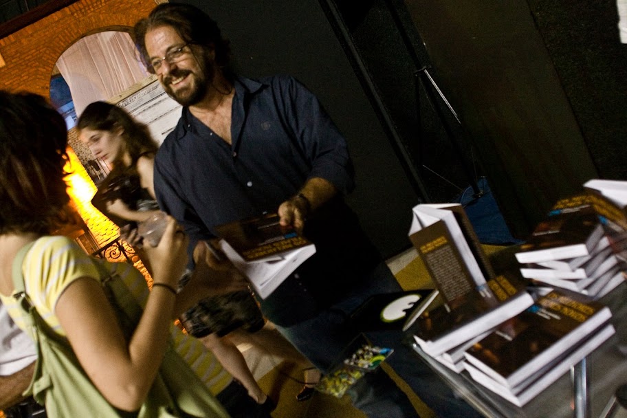 Luciano Ramos autografa exemplar de Os Melhores Filmes Novos