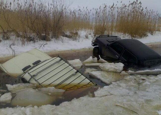 Photos of Ice Fishing in Russia... BTW, it's Cars that are being fished out!!!