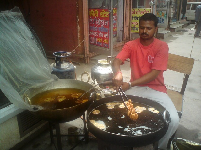 [jalebiMaking hot piping sweet Jalebis at Samrat sweet shop, Jaipur[3].jpg]