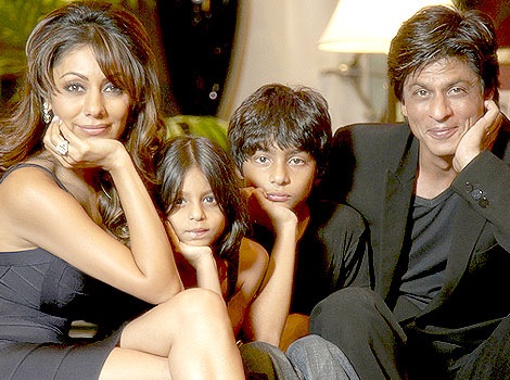 [Shahrukh khan with his family at his home Mannat 1[2].jpg]