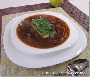 Sopa de cebolla y chipotle con espinacas