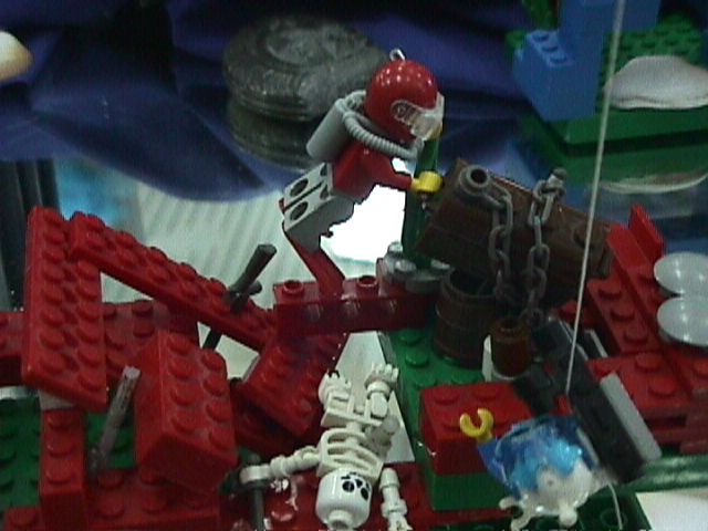 [Lego - retrieving treasure box, Mr Bones[2].jpg]