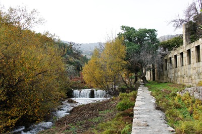 [Castelo Novo - cachoeira na ribeira da Alpreada - lado direito antiga fabrica[10].jpg]