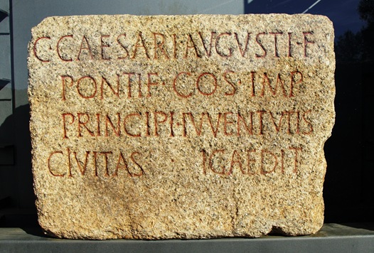 pedra epigrafada