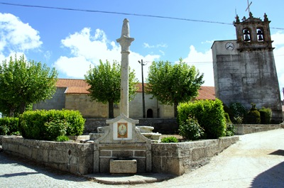 [Glória Ishizaka - Vila do Touro - fonte e torre sineira[5].jpg]