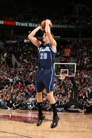 [3009b00ec7f582a3e3c436386d7dd014-getty-76076103sf006_jazz_blazers[3].jpg]