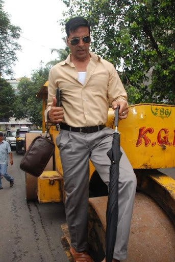 Catch Akshay Kumar inspecting the Roads of Mumbai Images