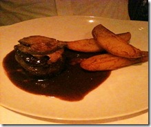 Escalope de foie gras sobre o tornedor ao molho de trufas com batata rústica