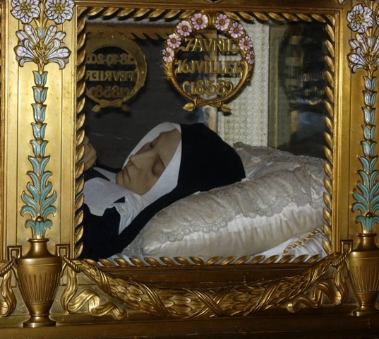 [Incorrupt St. Bernadette in Nevers[8].jpg]