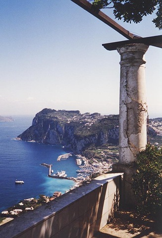[Overlooking_Capri_harbour_from_the_rotunda_in_Villa_San_Michele[3].jpg]