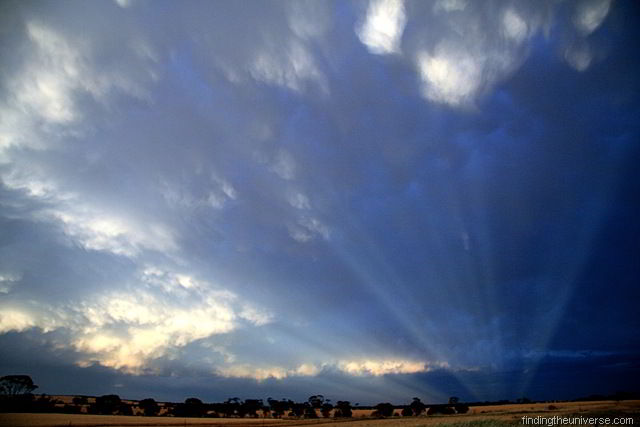 [Weird light patterns in the clouds[1].jpg]