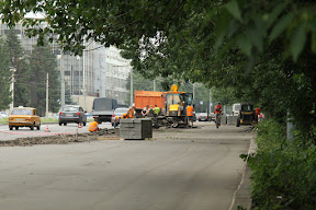 На Сумской снимают асфальт с тротуара