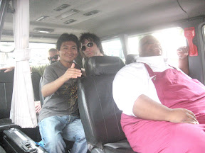 Tommy Stinson, Manuel y Michael rumbo a la prueba de sonido.