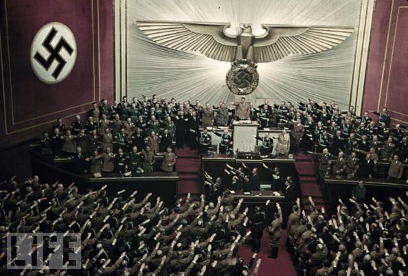 Entre 1936 y 1945 el fotografo Hugo Jaeger tuvo acceso exclusivo al dictador para fotografiarlo a color.