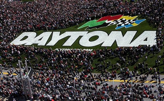 [2010 Daytona 500 fans in trivoval grass[5].jpg]