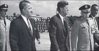 Von Braun (izquierda) y Kennedy (derecha)