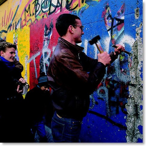 [derrubando.o.muro.de.Berlim[5].jpg]