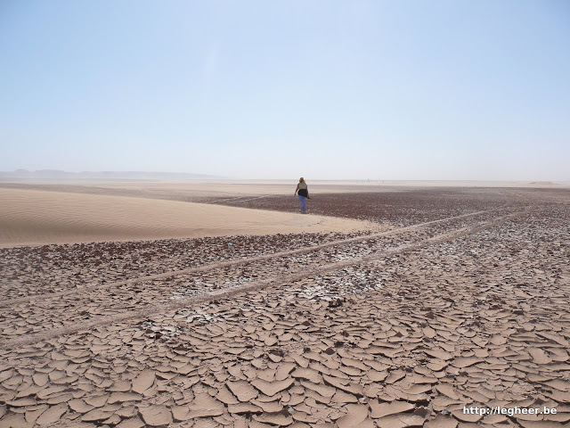 OUled-Driss Sud du Maroc ( 1.954 km du Gheer )  Bertrand Bernard dans le désert à la frontière mauritanienne. Arlène réfléchit et cogite devant cette immensité très prenante!