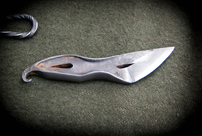 Couteau à dépecer, forgé dans un maillon de chaîne en acier XC100, avec révélation du tranchant rapporté