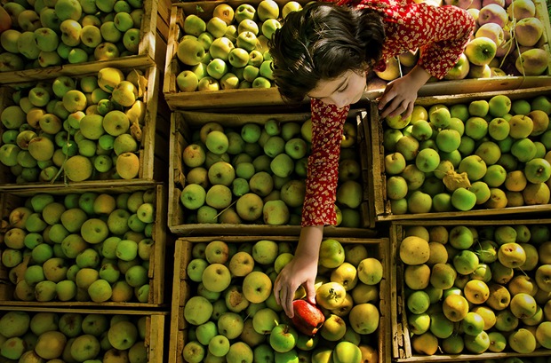 Lifestyle Photography: The-girl-and-the-apple Lifestyle Photography: The-girl-and-the-apple
