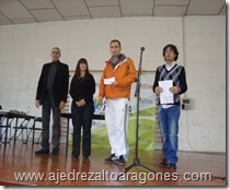 Pablo Maza recogiendo el premio Sub-2000