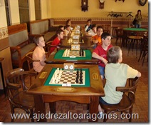  Los participantes escuchando atentamente las instrucciones del árbitro antes de empezar.