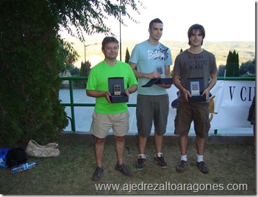 Podio del Torneo de Alquézar. En el centro, Arturo Biarge (campeón), derecha, Diego Gella (subcampeón) e izquierda, Arturo Puértolas (3º clasificado).