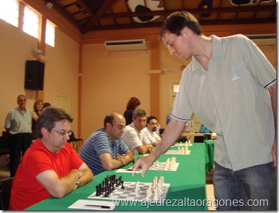 Paco Vallejo iniciando el juego en la partida contra Puértolas.
