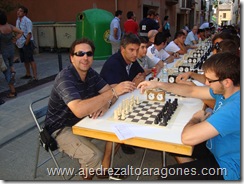 Última partida de Castillazuelo, con Javier Fontana posando a la cámara más relajadamente antes de jugar la partida con P. Bellosta.