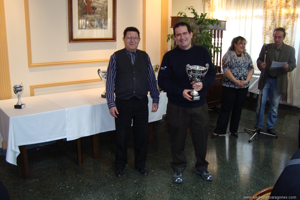 [José Salas (drcha.) recibe de Jose A. Buil el trofeo de subcampeón por equipos de la 1ª Categoría, grupo II[1].jpg]