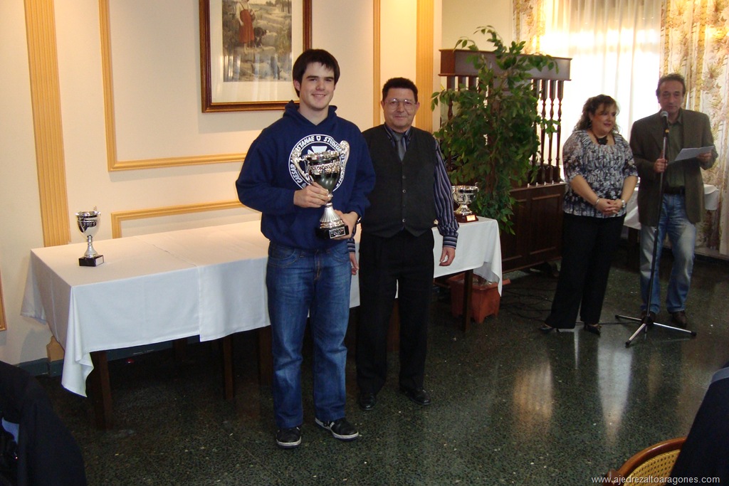[Diego Gella del C. Atletismo Huesca (izda.) campeón de 1ª categoria por equipos, grupo II recibe trofeo de manos de José Antonio Buil.jpg]