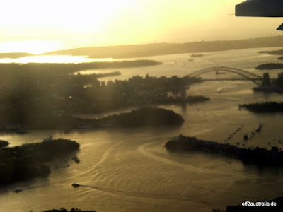 Sydney mit Harbor Bridge und nicht erkennbarer Opera ; )