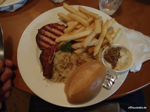 Kassler (angebraten) mit Sauerkraut und Pommes...