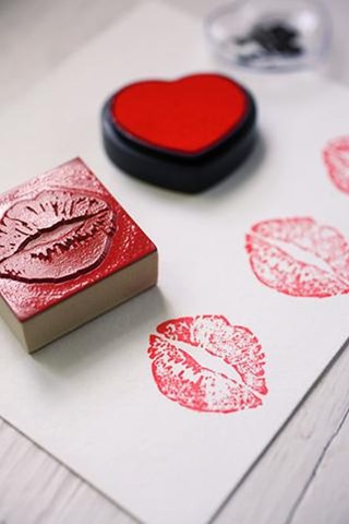 [kissingstamp.coxandcox.co.uk[3].jpg]