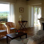 Coin salon "les buis" avec vue sur terrasse
