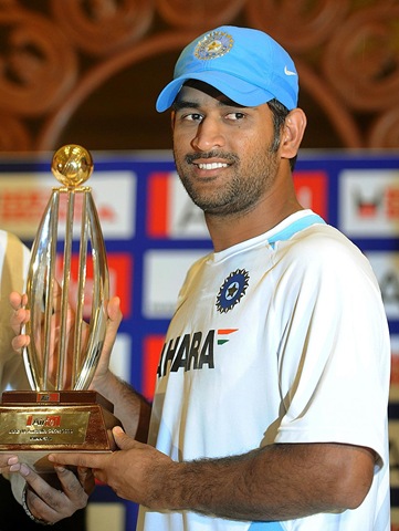 [#11 dhoni with trophi[4].jpg]