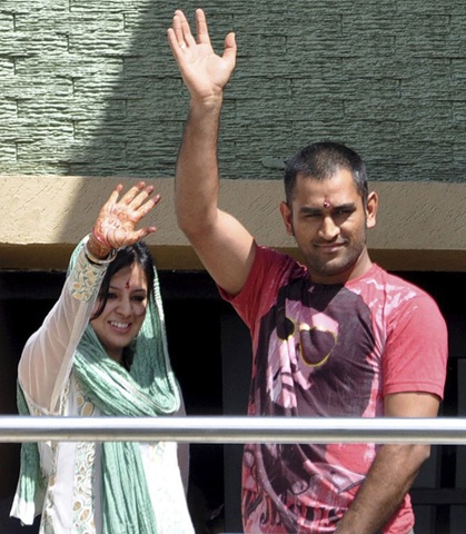 [$12% dhoni with wife[8].jpg]
