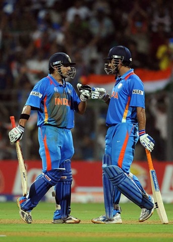[gautam gambhir and dhoni in world cup final 2011[5].jpg]