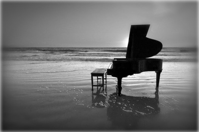 [piano-on-beach2[5].jpg]