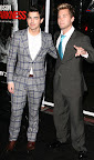 Joe Jonas elegantisimo y con brackets transparentes.