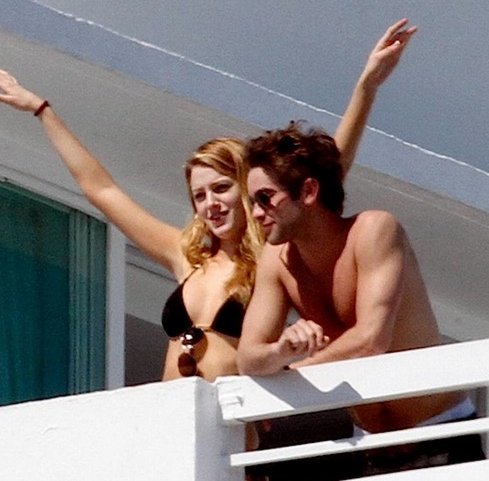 Photo Chace Crawford Shirtless Blake Lively Bikini Hotel Balcony Miami