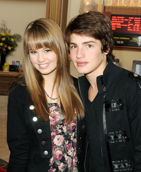 Debby Ryan y Gregg Sulkin cenando en un  japones