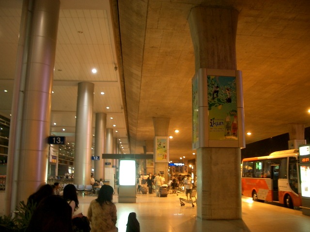 [airportlobby01[3].jpg]